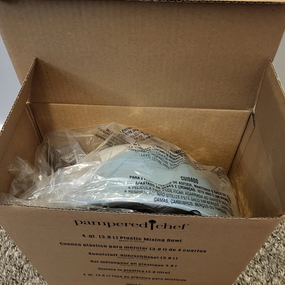 Pampered Chef Blue and White 4-Qt Mixing Bowl